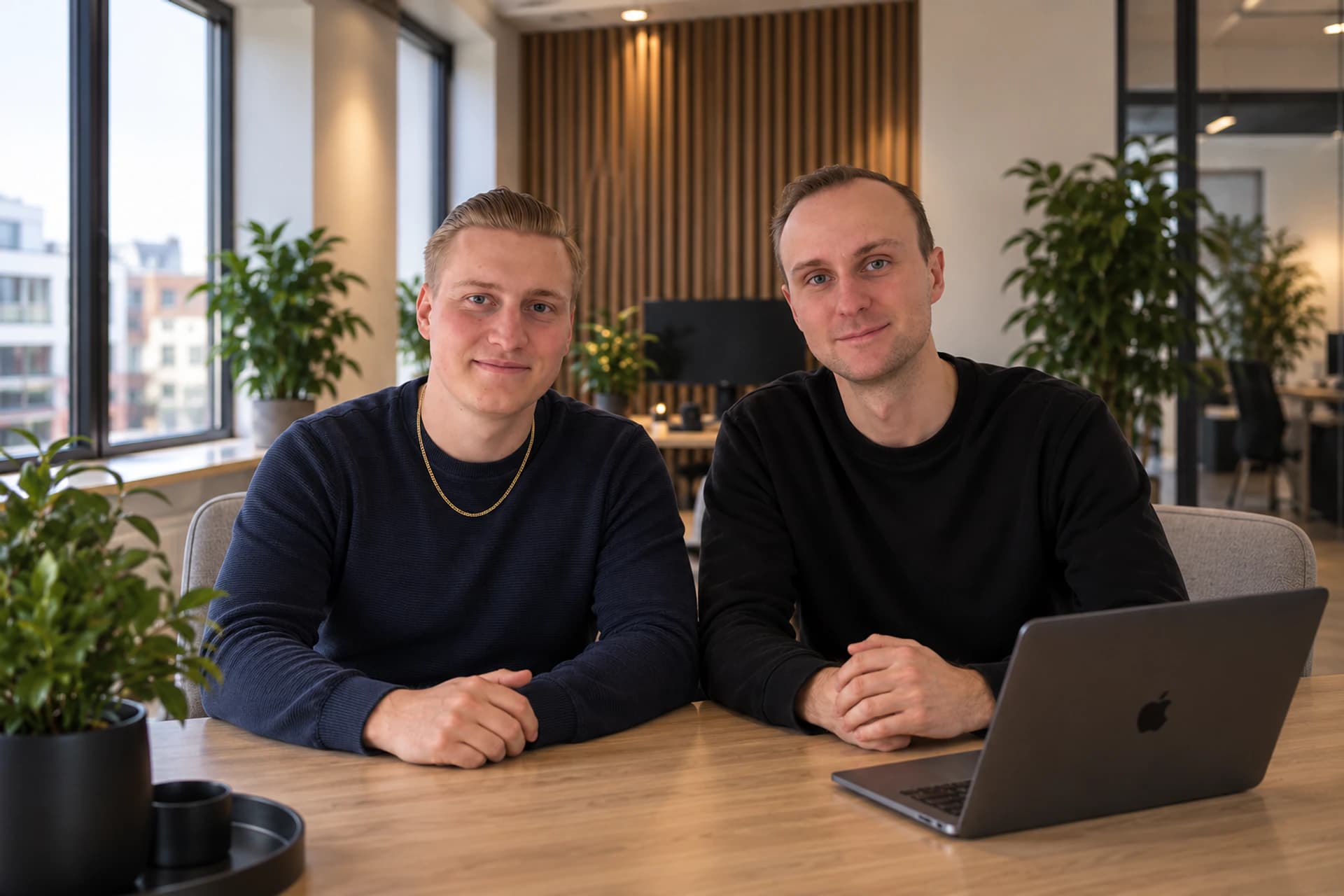 Nicolai och Tim arbetar vid dator